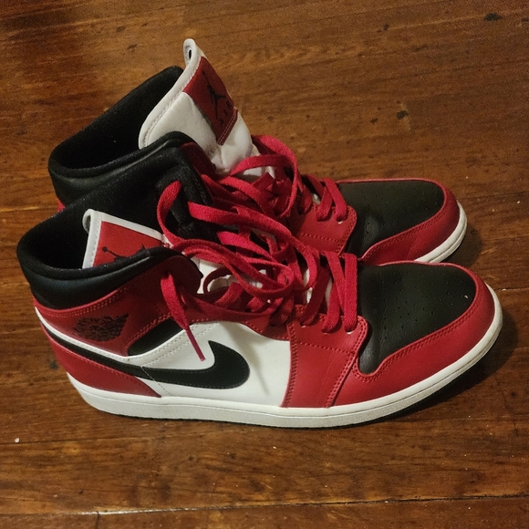 Jordan 1 Mid Chicago Black Toe Men\'s sz 13 main image 5